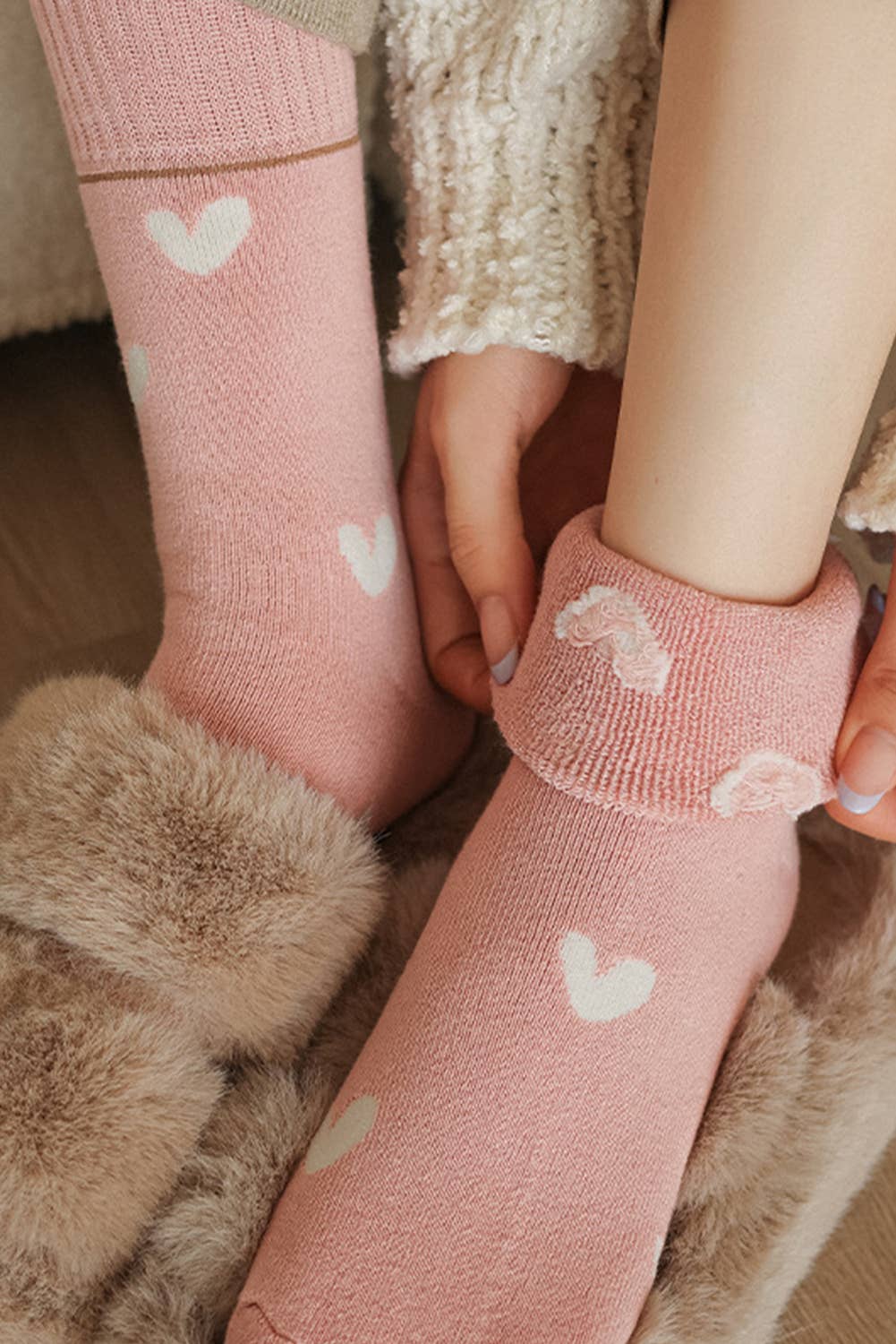 Contrast Heart Crew Socks with Ribbed Cuffs