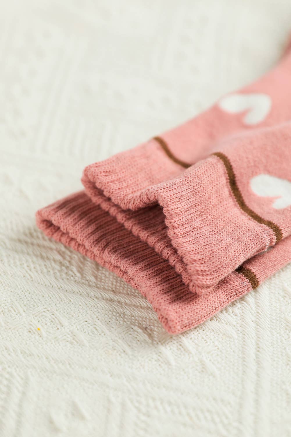 Contrast Heart Crew Socks with Ribbed Cuffs