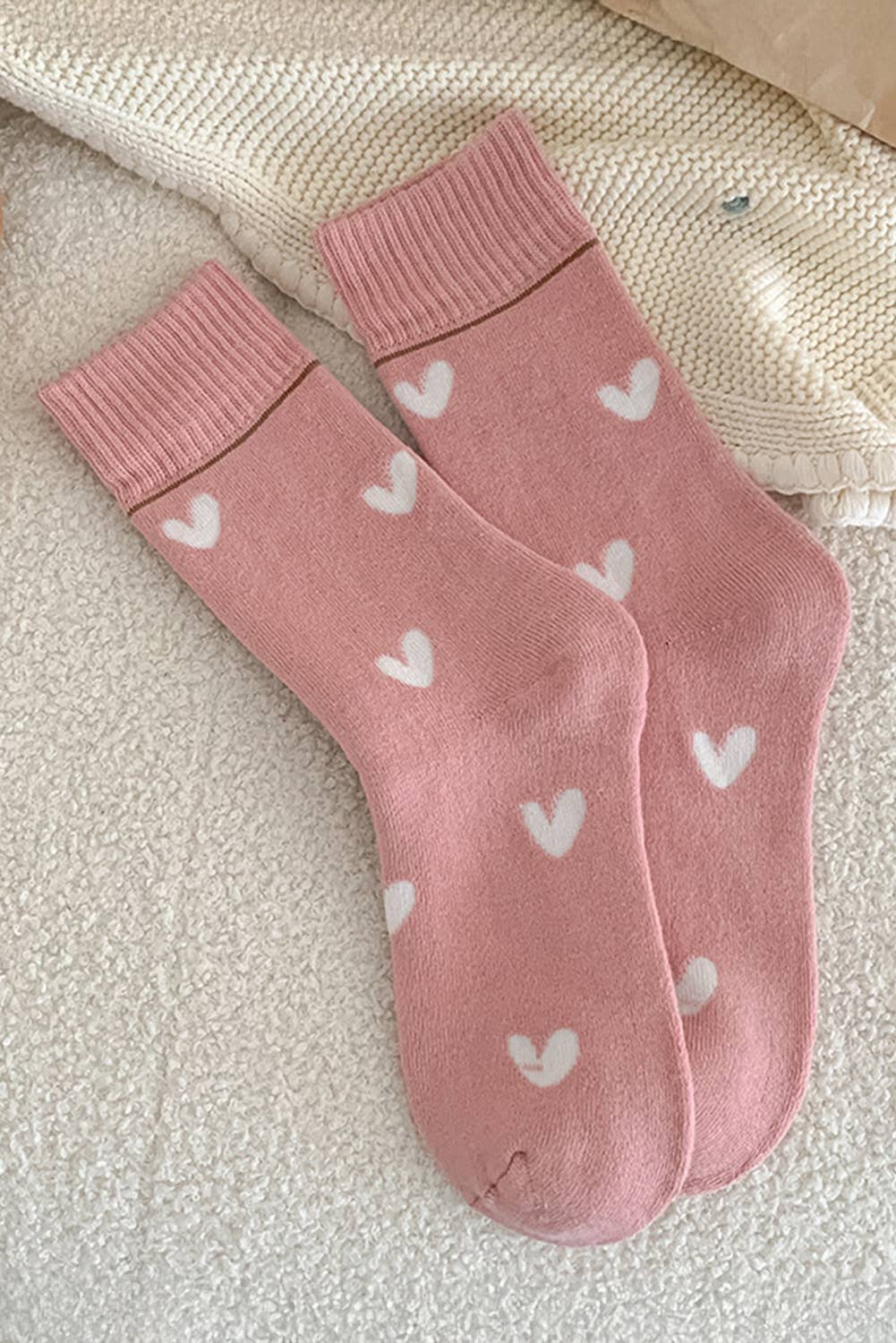 Contrast Heart Crew Socks with Ribbed Cuffs