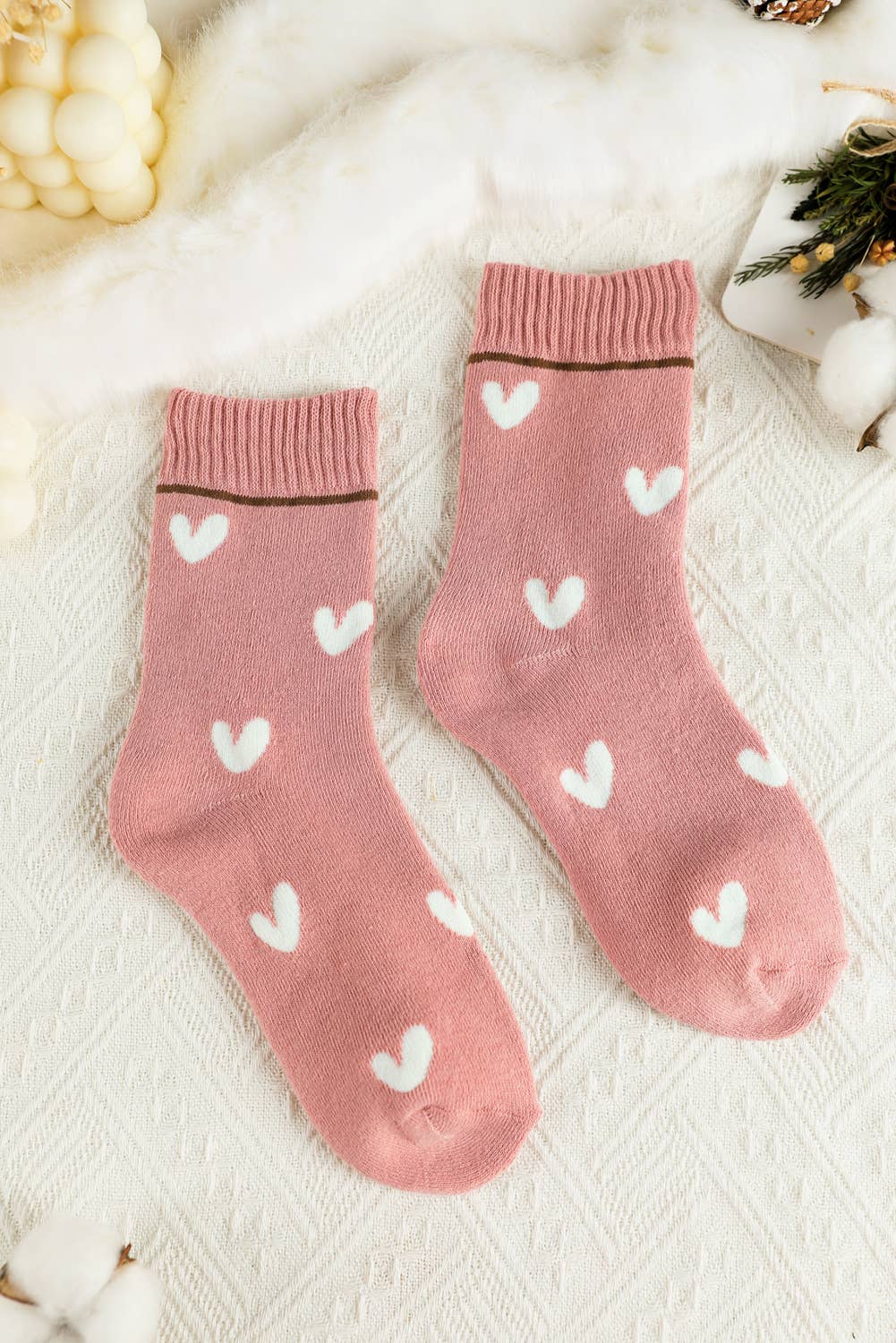 Contrast Heart Crew Socks with Ribbed Cuffs