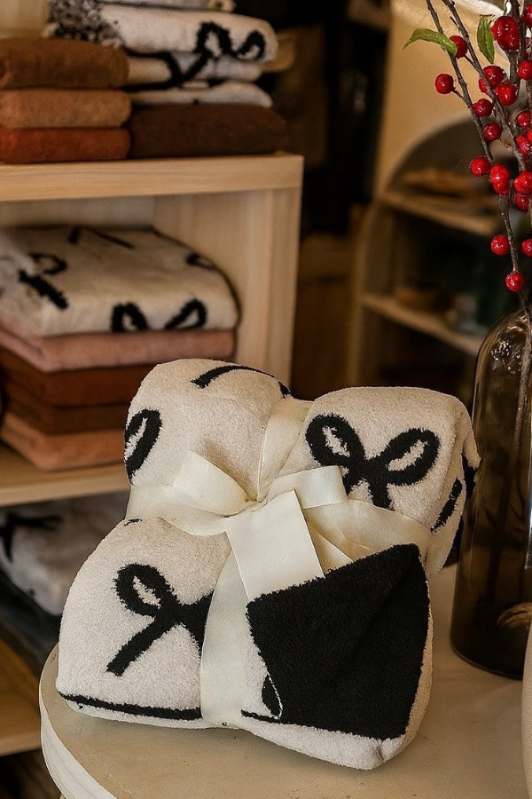 Black & Cream Bow Luxury Blanket